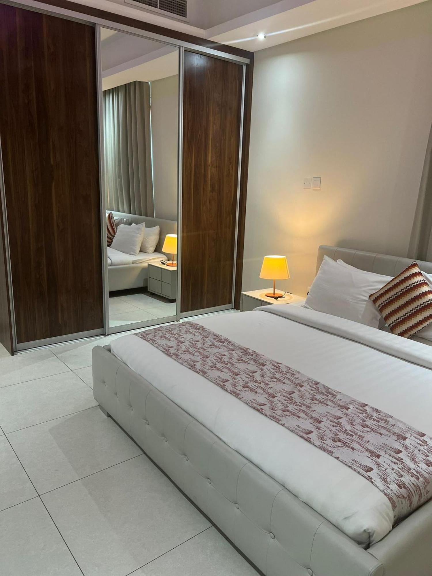 Sirius Tower Aparthotel Manama Ngoại thất bức ảnh