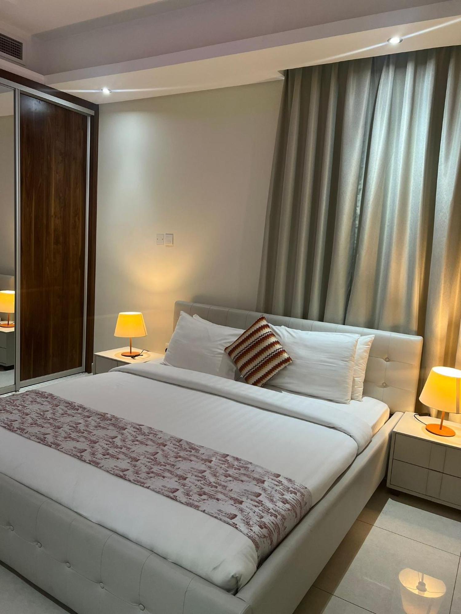 Sirius Tower Aparthotel Manama Ngoại thất bức ảnh
