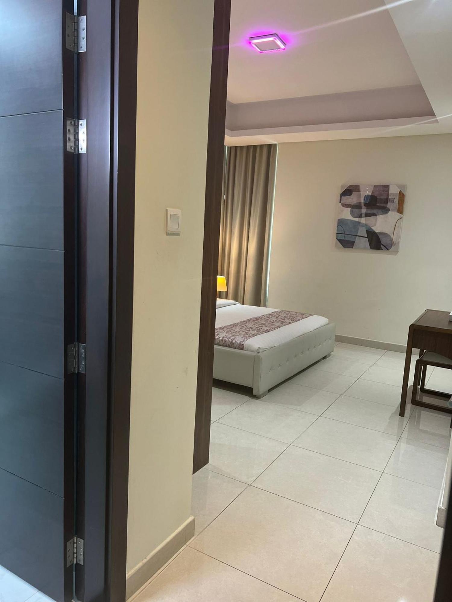 Sirius Tower Aparthotel Manama Ngoại thất bức ảnh